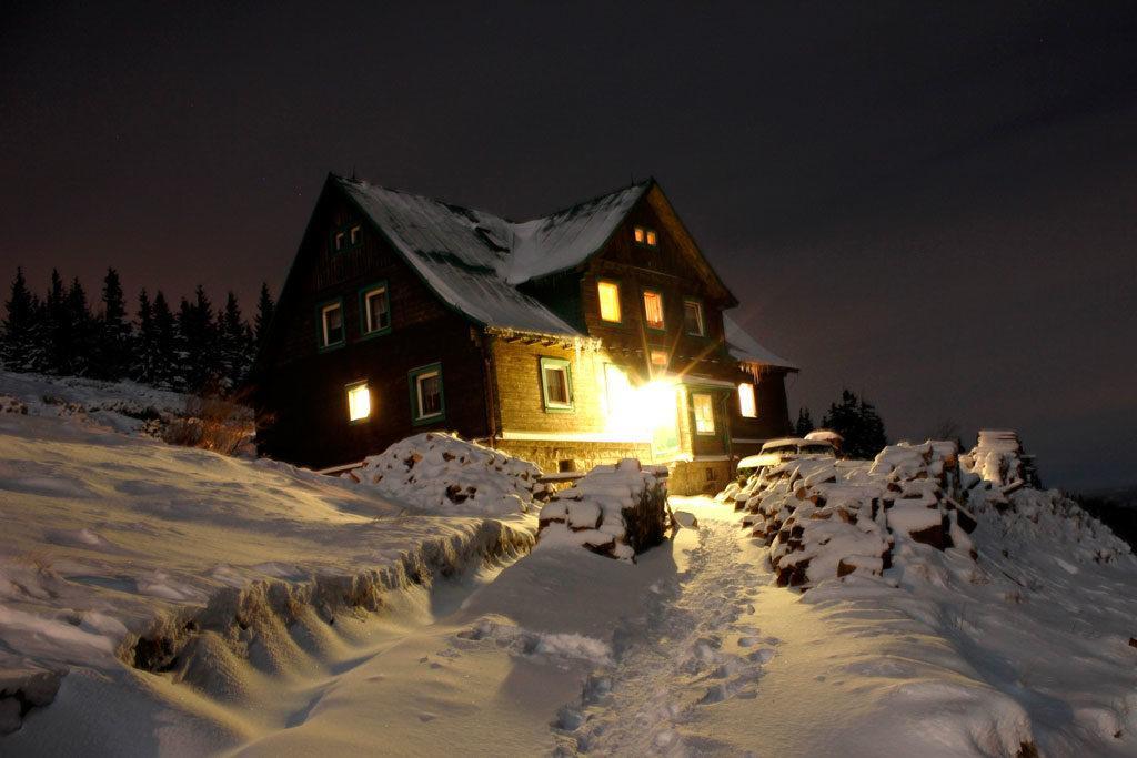 wycieczka w Karkonosze, schronisko pod Łabskim Szczytem zimą