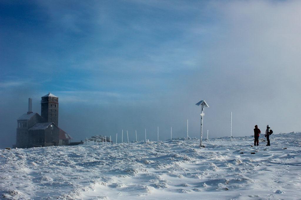 Śnieżne Kotły, stacja przekaźnikowa, widok zimą